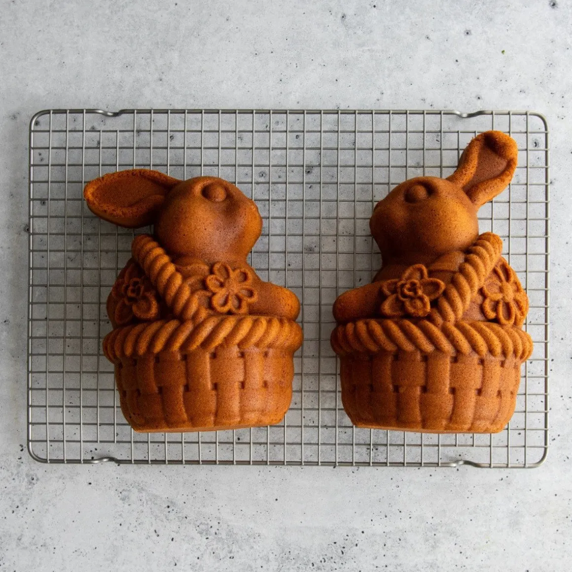 Nordic Ware Paashaas in Mandje Bakvorm